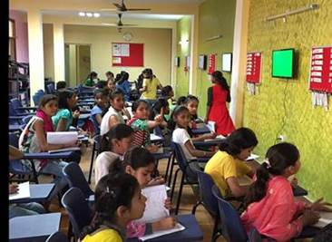 A group of children in a classroom

Description automatically generated