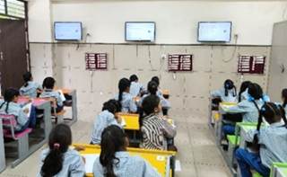 A group of people in a classroom

Description automatically generated